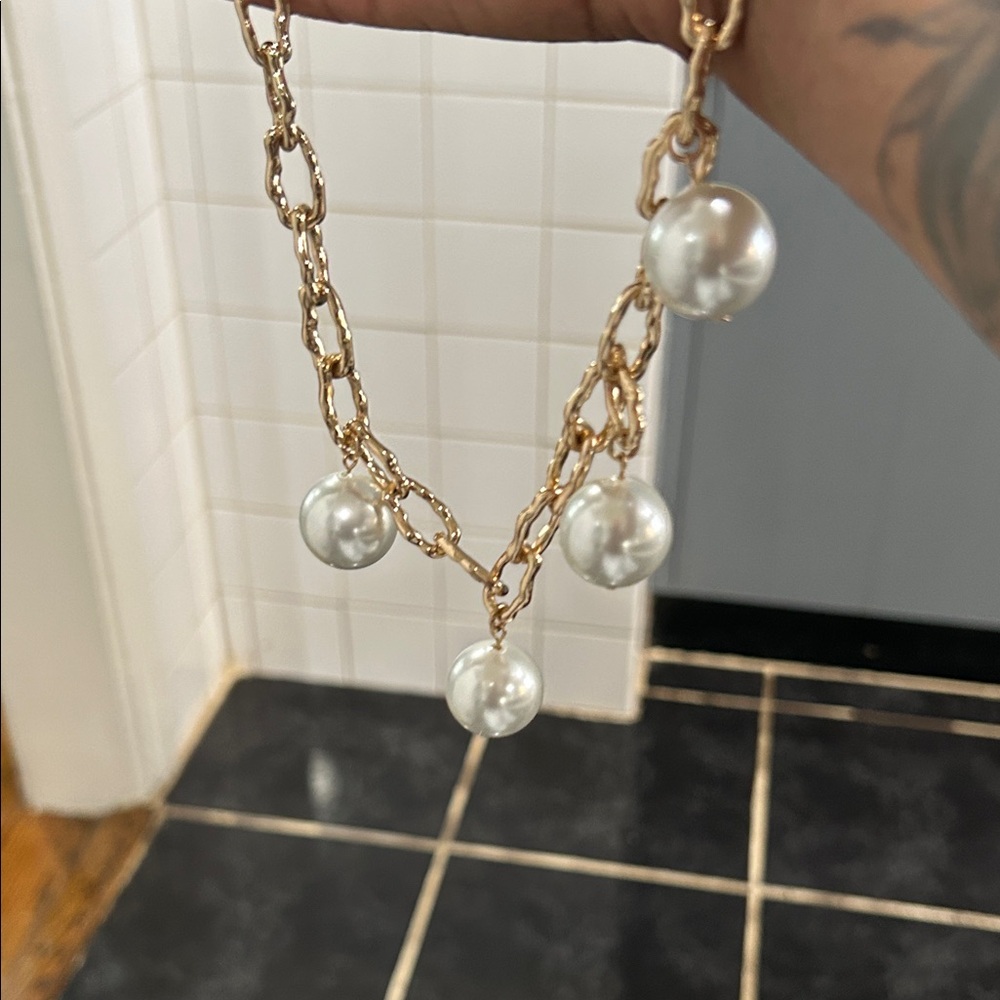 Elegant Gold and Pearl Necklace